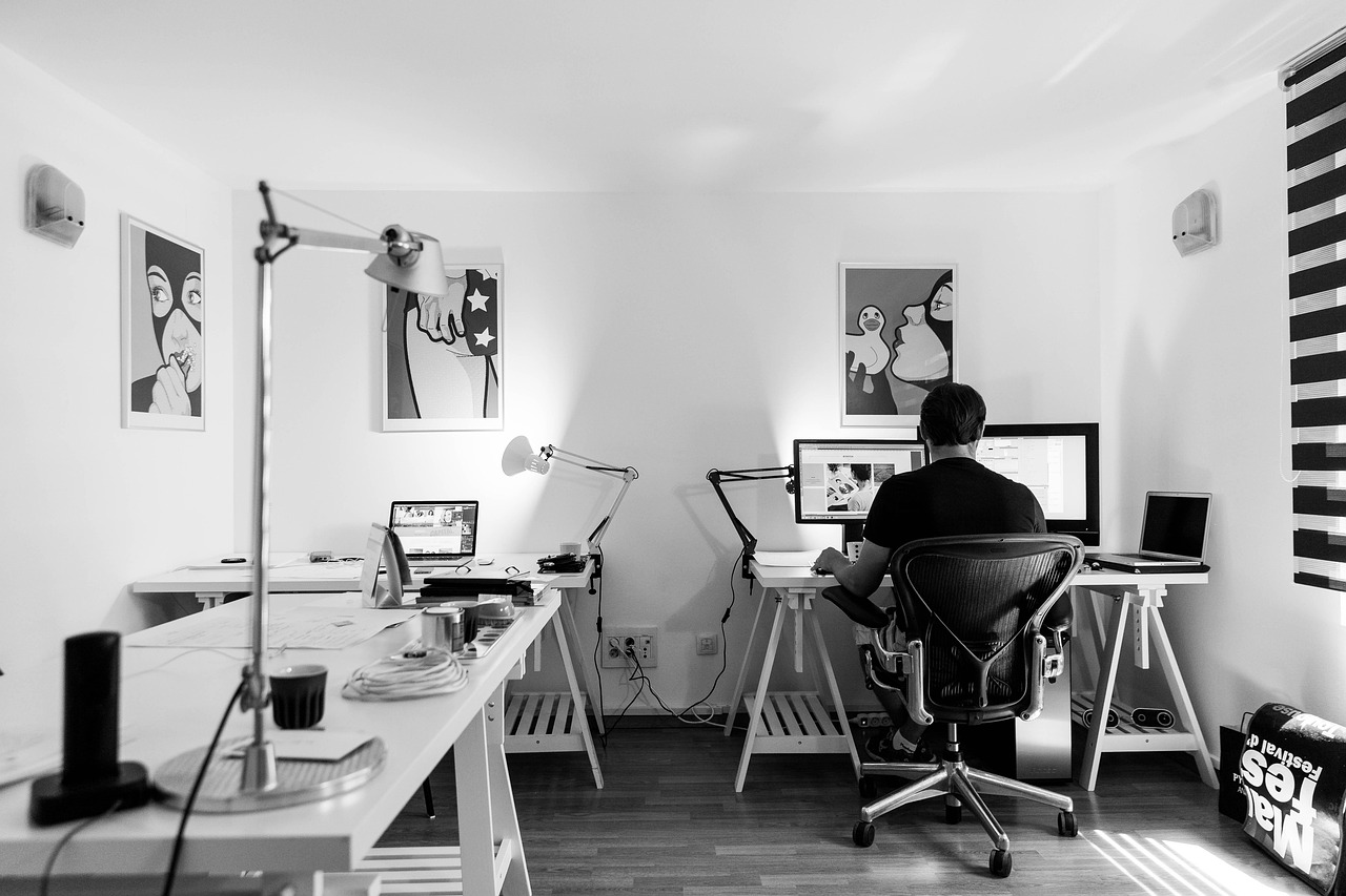 Should You Hire a Web Developer or Use a WordPress Page Builder? A Practical Guide